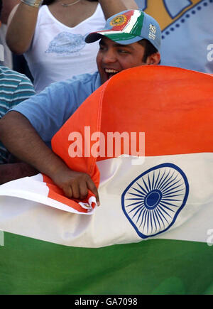 Cricket - npower second Test - Angleterre / Inde - cinquième jour - Trent Bridge.Un fan indien célèbre la victoire sur l'Angleterre au cours du cinquième jour du deuxième match de npower Test à Trent Bridge, Nottingham. Banque D'Images