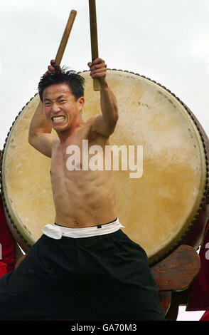 Tuek Hu Ha, un batteur coréen traditionnel de Dulsori, se produit avec son tambour de 2 mètres de haut dans le cadre de son Edinburgh Festival Fringe Act sur Calton Hill, à Édimbourg. Banque D'Images