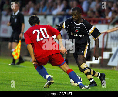 Football - amical - Aldershot Town / Charlton Athletic - le terrain de loisirs.Rob Gier, de la ville d'Aldershot, défie Chris Powell, de Charlton Athletic Banque D'Images