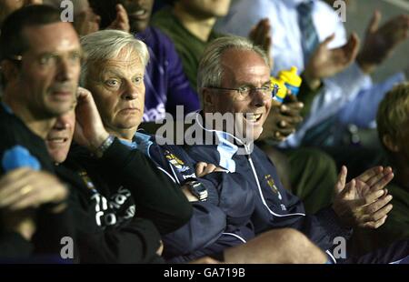 Sven Goran Eriksson (r), directeur de Manchester, célèbre leur finale But sur le banc avec l'assistant Hans Backe (à gauche) et son personnel d'encadrement Banque D'Images