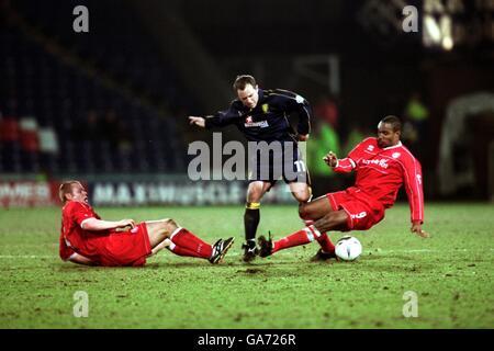 Football - coupe AXA FA - troisième tour - Wimbledon / Middlesbrough.Kevin Cooper de Wimbledon est abordé par Phil Stamp de Middlesbrough et Paul Ince Banque D'Images