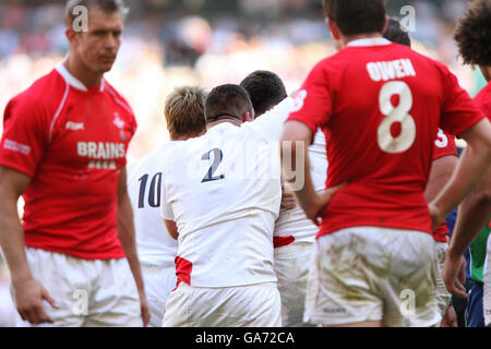 Mark Regan, le sweat à capuche de l'Angleterre, se joint aux célébrations après que l'Angleterre ait marqué un nouvel essai lors du match du défi Investec au stade de Twickenham, à Londres. Banque D'Images