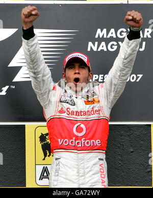 Lewis Hamilton, pilote McLaren Mercedes en Grande-Bretagne, célèbre sa victoire après avoir remporté le Grand Prix de Hongrie sur le circuit Hungaroring, près de Budapest, en Hongrie. Banque D'Images