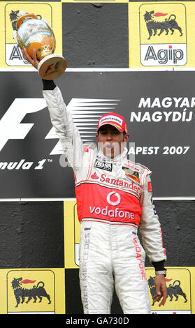 Lewis Hamilton, pilote McLaren Mercedes en Grande-Bretagne, célèbre sa victoire après avoir remporté le Grand Prix de Hongrie sur le circuit Hungaroring, près de Budapest, en Hongrie. Banque D'Images