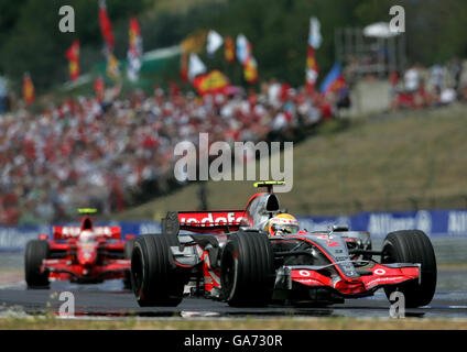 Lewis Hamilton, pilote McLaren Mercedes en Grande-Bretagne, dirige Kimi Raikkonen en Finlande lors du Grand Prix de Hongrie sur le circuit Hungaroring, près de Budapest, en Hongrie. Banque D'Images