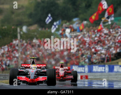 Lewis Hamilton, pilote McLaren Mercedes en Grande-Bretagne, dirige Kimi Raikkonen en Finlande lors du Grand Prix de Hongrie sur le circuit Hungaroring, près de Budapest, en Hongrie. Banque D'Images