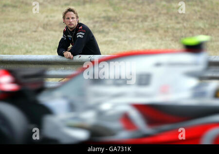 Jenson Button, en Grande-Bretagne, regarde Lewis Hamilton sur la voie de la victoire lors du Grand Prix de Hongrie sur le circuit de Hungaroring, près de Budapest, en Hongrie. Banque D'Images