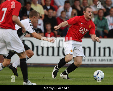 Wayne Rooney de Mancherster United (à droite) en action pendant le match amical à East End Park, Dunfermline, Fife. Banque D'Images