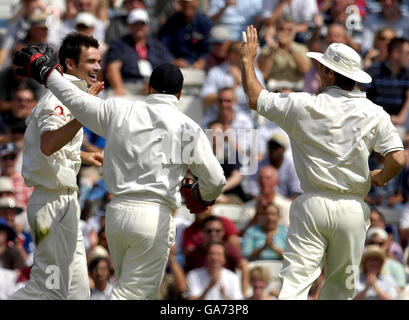 James Anderson (à gauche) célèbre avec son capitaine Michael Vaughan (à droite) après avoir pris le cricket de Wasim Jaffer en Inde lors du premier jour du troisième match du test de npower au Brit Oval, Kennington, Londres. Banque D'Images