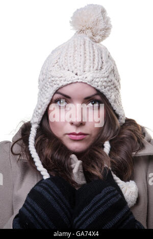 Gros plan d'un mannequin portant un manteau d'hiver, en laine tricotée, gants et une crème bobble hat. Banque D'Images