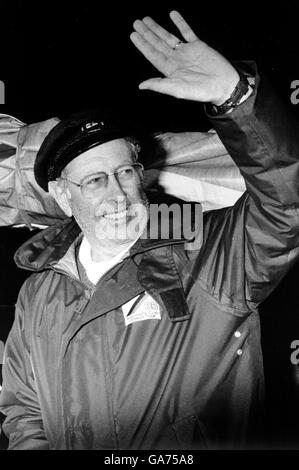 AJAXNETPHOTO. Août 14th, 1985. PLYMOUTH, en Angleterre. - ADMIRAL'S CUP - Fastnet Race 1985 - RUBIN PROPRIÉTAIRE ET SKIPPER HANS OTTO SCHUMANN (GER) À L'ARRIVÉE À LA FIN DE COURSE. photo:JONATHAN EASTLAND/AJAX REF:OTTO 85 Banque D'Images