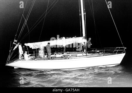 AJAXNETPHOTO. Août 14th, 1985. PLYMOUTH, en Angleterre. - ADMIRAL'S CUP - Fastnet Race 1985 - AUSTRALIAN YACHT DE DRAKE'S PRAYER ARRIVANT À FIN DE COURSE. PHOTO:JONATHAN EASTLAND/AJAX REF:prière 85 Banque D'Images