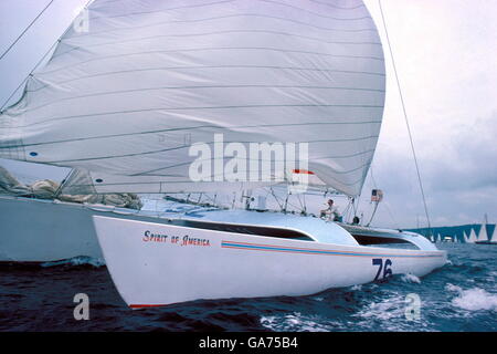 AJAXNETPHOTO. 5ème juin,1976. PLYMOUTH, en Angleterre. - RACE - OSTAR ENTRÉE AMÉRICAINE SPIRIT OF AMERICA SKIPPÉ PAR MICHAEL KANE AU DÉBUT DE LA COURSE transatlantique en solitaire à Newport, Rhode Island, USA. PHOTO:JONATHAN EASTLAND/AJAX REF:1976 01 Banque D'Images