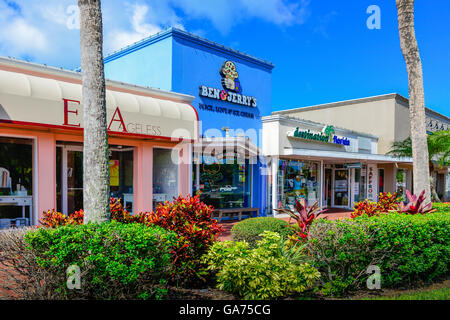 Un Ben & Jerry's shop, Peace Love & Ice Cream Store avec d'autres façades de la rue Armand's Circle à Sarasota, FL Banque D'Images