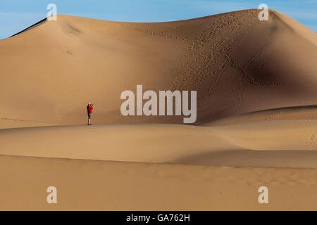 Visite de l'homme au Mesquite Sand Dunes in Death Valley National Park, California, USA Banque D'Images