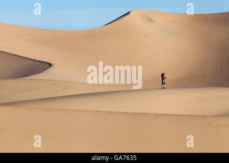 Visite de l'homme au Mesquite Sand Dunes in Death Valley National Park, California, USA Banque D'Images