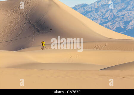 Photographe à prendre des photos de la Mesquite Sand Dunes in Death Valley National Park, California, USA Banque D'Images