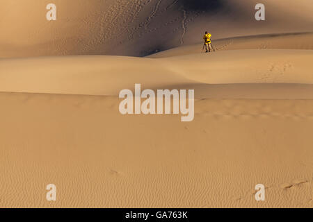 Photographe à prendre des photos de la Mesquite Sand Dunes in Death Valley National Park, California, USA Banque D'Images