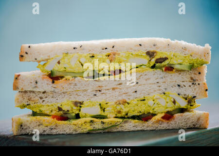 Coronation chicken sandwich avec le pain blanc Banque D'Images