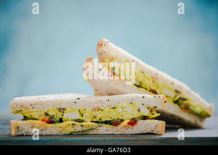 Coronation chicken sandwich avec le pain blanc Banque D'Images