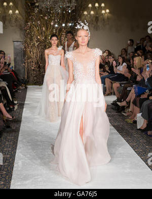 NEW YORK, NY - 15 avril 2016 : Modèles à pied la piste du Mira Zwillinger S/S 2017 Collection Nuptiale Banque D'Images