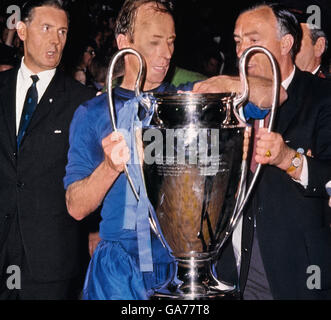 Bobby Charlton de Manchester United élève la coupe d'Europe Banque D'Images