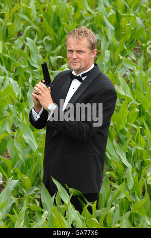 L'agriculteur Tom Pearcy lance le York Maze dans un thème James Bond 007. Banque D'Images