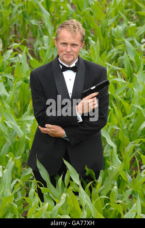 L'agriculteur Tom Pearcy lance le York Maze dans un thème James Bond 007. Banque D'Images