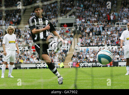 Albert Luque, de Newcastle United, a obtenu un score de la zone de pénalité contre Juventus lors du match amical au St James' Park, à Newcastle. Banque D'Images