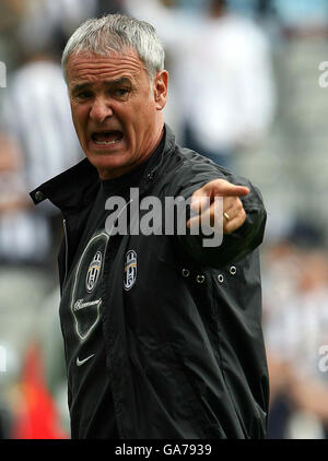 Football - amical - Newcastle United / Juventus - St James' Park.Claudio Ranieri, gérant de Juventus, donne des instructions à ses joueurs lors du match amical au parc St James' Park, à Newcastle. Banque D'Images