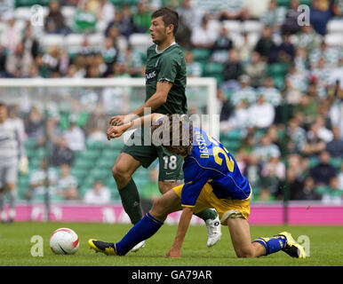 Massimo Donati du Celtic en action contre Daniele Dessna de Parme (bas) pendant le match amical au Celtic Park, Glasgow. Banque D'Images