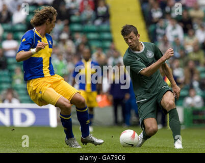 Football - amical - Celtic v Parme - Celtic Park.Massimo Donati du Celtic (à droite) en action avec Paolo Castellini de Parme lors du match amical au Celtic Park, Glasgow. Banque D'Images