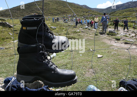 Des milliers de pèlerins grimpent sur la montagne Croagh Patrick en l'honneur de Saint Patrick, lors de l'ascension annuelle et du pèlerinage à Westport Co.Mayo. Banque D'Images