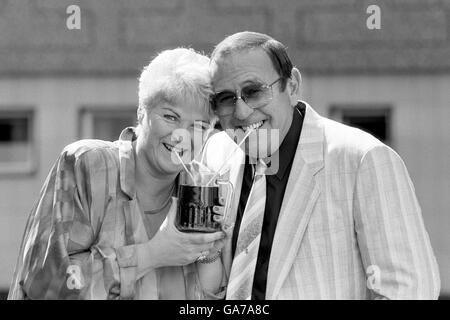 Télévision - Pam St Clement et Mike Reid Eastenders - Centre de Télévision, Londres Banque D'Images