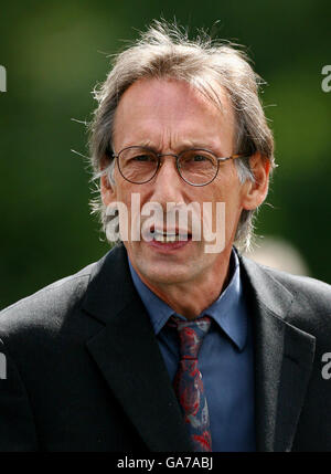 Acteur et écrivain de comédie Chris Langham devant la Cour de justice de Maidstone, dans le Kent. Banque D'Images