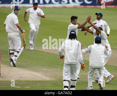 Le woller indien Rudra Pratap Singh célèbre alors qu'il attrape le batteur d'Angleterre Kevin Pietersen LBW pour 19 au cours de la quatrième journée du deuxième match de npower Test à Trent Bridge, Nottingham. Banque D'Images