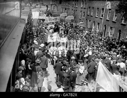 La foule regarde une parade de suffragette. De gauche à droite : Mme Pankhurst, Mlle Clark, sa sœur, le chauffeur, Charlotte Marsh et Jessie Kelly. Banque D'Images