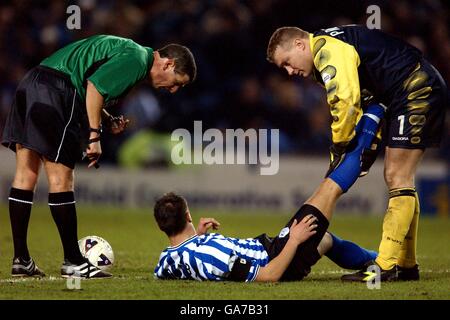 Leigh Bromby, capitaine de Sheffield Wednesday, est aidé pour sa blessure Par Kevin Pressman, coéquipier et gardien de but, et Alan, arbitre D'Urso Banque D'Images