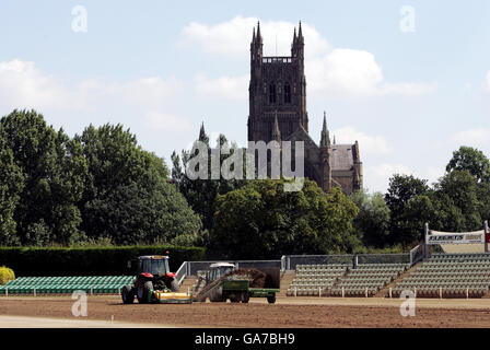 La surface de la nouvelle route du Worcestershire Cricket Club est labourée pour être réparée après des inondations intenses au cours de cet été. Banque D'Images