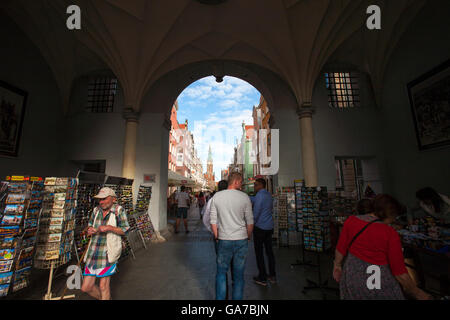 Des foules d'été passer par le célèbre Golden Gate de Gdansk à la fin de Long Lane, un lieu touristique très populaire en Pologne Banque D'Images