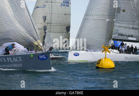 Le gagnant final Flash Glove d'Irlande (à droite) arrondit une marque lors de la régate de la semaine Skandia Cowes. Banque D'Images