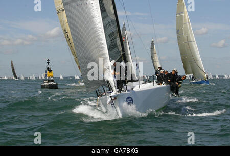 Le gagnant final Flash Glove d'Irlande arrondit une marque lors de la régate Skandia Cowes week. Banque D'Images