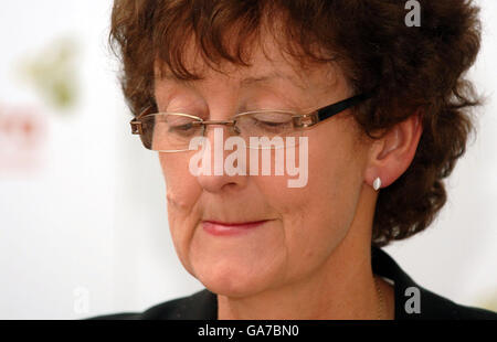 Debby Reynolds, vétérinaire en chef de la DEFRA, se mord de son bec aux bureaux de la Defra à Westminster, à Londres, lors d'une conférence de presse pour faire le point sur la situation actuelle de la fièvre aphteuse à Surrey, et sur l'interdiction subséquente de la circulation du bétail à travers le pays. Banque D'Images