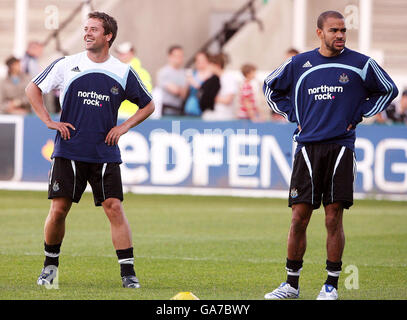 Michael Owen et Kieron Dyer (à droite) se réchauffent avant un match amical dans les réserves au parc Kingston, à Newcastle. Banque D'Images