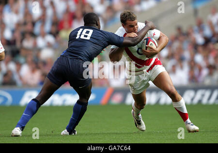 Rugby Union - Investec Challenge - Angleterre / France - Twickenham.L'équipe anglaise Olly Barkley est affrontée par Yannick Nyanga, de France, lors du match Investec Challenge au stade Twickenham, à Londres. Banque D'Images