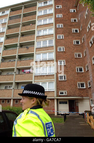 Une femme policier se trouve à l'extérieur du Law House, sur Maybury Road, Barking, que la police d'Essex a enragé ce matin après la découverte d'une jeune fille de deux ans qui avait été poignardée à mort, et d'une femme de ses 20 ans qui souffrait de blessures par coups de couteau. Banque D'Images