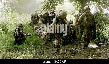 Des soldats de la compagnie B, du régiment de Worcester et de Sherwood Forest participent à une opération dans la province de Helmand, dans le sud de l'Afghanistan. Banque D'Images