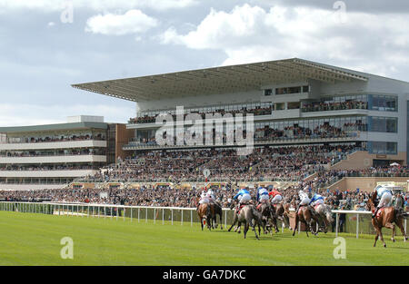 Course de chevaux - Doncaster.La fauconnerie, criblée par Jamie Spencer, remporte le Sykes Lawn Turf E.b.F.Les enjeux de Maiden Fillies à l'hippodrome de Doncaster. Banque D'Images