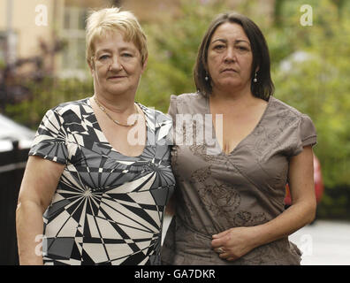 (De gauche à droite) Rosemary Doyle et Marie Murray, membres de la famille, sont morts lorsque l'usine Stockline s'est effondrée après une explosion de gaz, à la suite d'une conférence de presse au QG de STUC à Glasgow. Banque D'Images