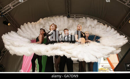 Duncan James et les acteurs de Chicago sur scène lors de la semaine annuelle des enfants dans le West End, qui célèbre le Theatreland de Londres, à Covent Garden, dans le centre de Londres. Banque D'Images